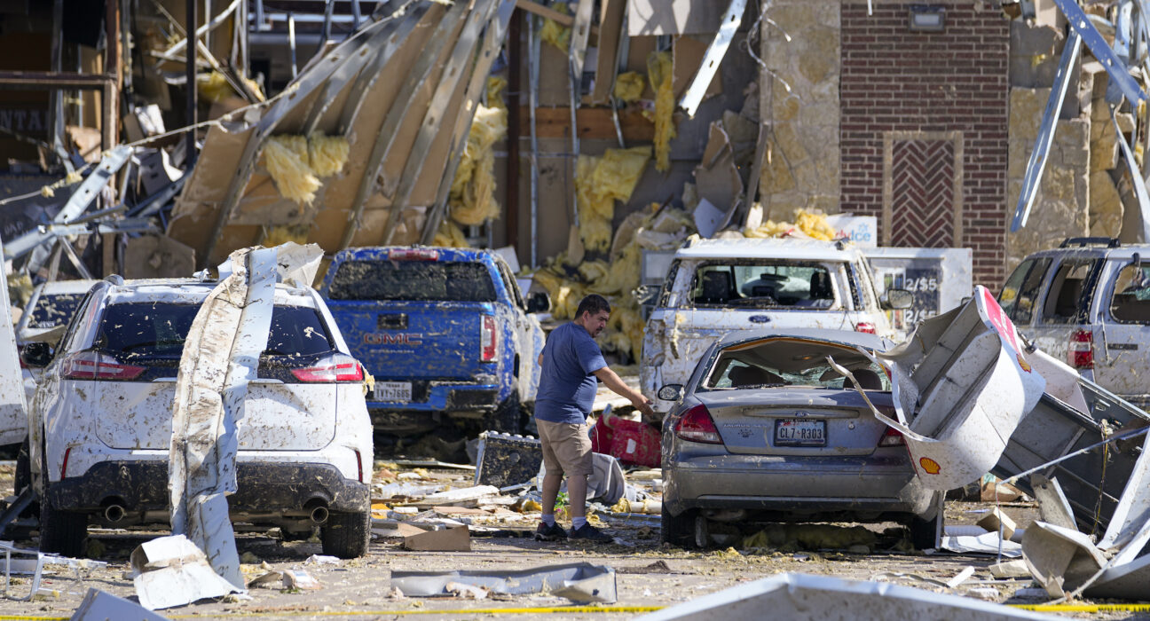 ./.Storms upending Memorial Day weekend leave at least 18 dead, thousands without power