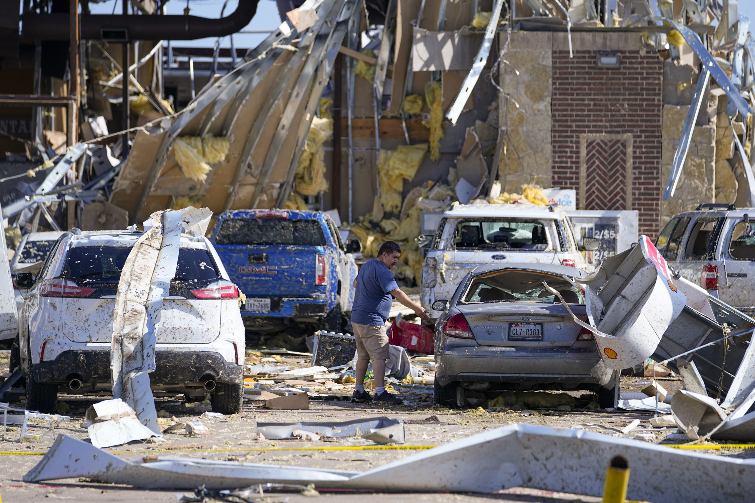 Storms upending Memorial Day weekend leave at least 18 dead, thousands without power